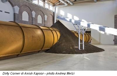 Dirty Corner di Anish Kapoor - photo Andrea Melzi