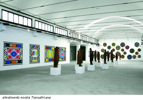 allestimento mostra Transafricana