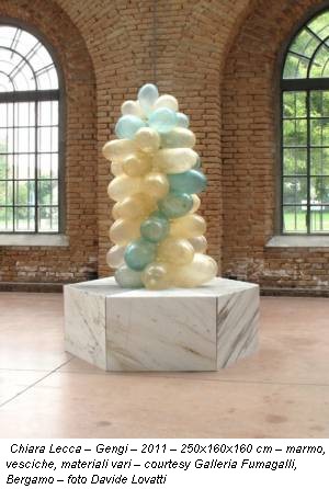 Chiara Lecca – Gengi – 2011 – 250x160x160 cm – marmo, vesciche, materiali vari – courtesy Galleria Fumagalli, Bergamo – foto Davide Lovatti