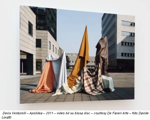 Devis Venturelli – Apolidea – 2011 – video hd su blusa disc – courtesy De Faveri Arte – foto Davide Lovatti