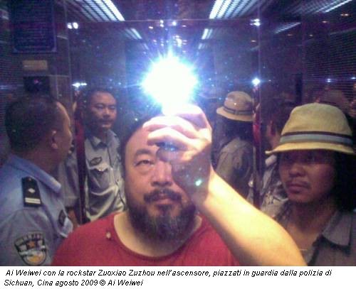 Ai Weiwei con la rockstar Zuoxiao Zuzhou nell’ascensore, piazzati in guardia dalla polizia di Sichuan, Cina agosto 2009 © Ai Weiwei