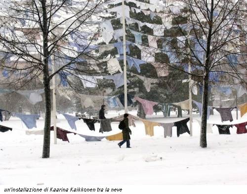 un'installazione di Kaarina Kaikkonen tra la neve