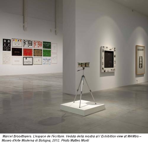 Marcel Broodthaers. L'espace de l'écriture. Veduta della mostra al / Exhibition view at MAMbo – Museo d'Arte Moderna di Bologna, 2012. Photo Matteo Monti