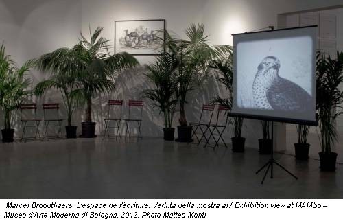 Marcel Broodthaers. L'espace de l'écriture. Veduta della mostra al / Exhibition view at MAMbo – Museo d'Arte Moderna di Bologna, 2012. Photo Matteo Monti