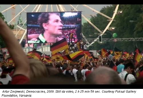 Artur Zmijewski, Democracies, 2009. Still da video, 2 h 25 min 59 sec. Courtesy Foksal Gallery Foundation, Varsavia.