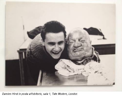 Damien Hirst in posta all'obitorio, sala 1, Tate Modern, London