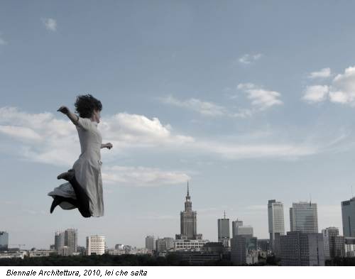 Biennale Architettura, 2010, lei che salta