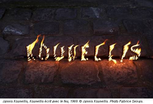 Jannis Kounellis, Kounellis écrit avec le feu, 1969. © Jannis Kounellis. Photo Fabrice Seixas.