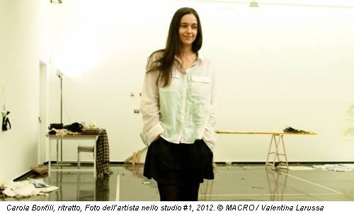 Carola Bonfili, ritratto, Foto dell’artista nello studio #1, 2012. © MACRO / Valentina Larussa