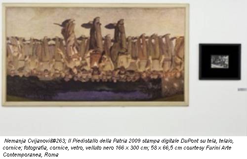 Nemanja Cvijanović Il Piedistallo della Patria 2009 stampa digitale DuPont su tela, telaio, cornice; fotografia, cornice, vetro, velluto nero 166 x 300 cm; 58 x 66,5 cm courtesy Furini Arte Contemporanea, Roma