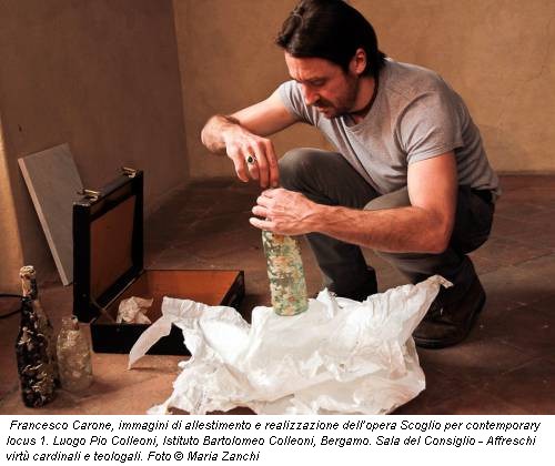 Francesco Carone, immagini di allestimento e realizzazione dell’opera Scoglio per contemporary locus 1. Luogo Pio Colleoni, Istituto Bartolomeo Colleoni, Bergamo. Sala del Consiglio - Affreschi virtù cardinali e teologali. Foto © Maria Zanchi