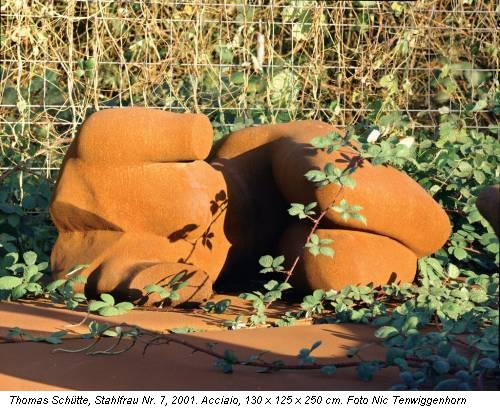 Thomas Schütte, Stahlfrau Nr. 7, 2001. Acciaio, 130 x 125 x 250 cm. Foto Nic Tenwiggenhorn