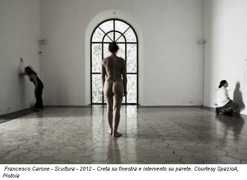 Francesco Carone - Scultura - 2012 - Creta su finestra e intervento su parete. Courtesy SpazioA, Pistoia