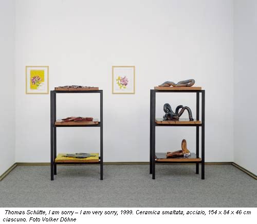 Thomas Schütte, I am sorry – I am very sorry, 1999. Ceramica smaltata, acciaio, 154 x 84 x 46 cm ciascuno. Foto Volker Döhne
