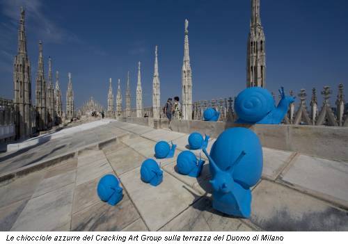 Le chiocciole azzurre del Cracking Art Group sulla terrazza del Duomo di Milano