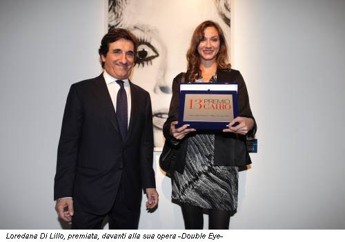 Loredana Di Lillo, premiata, davanti alla sua opera -Double Eye-