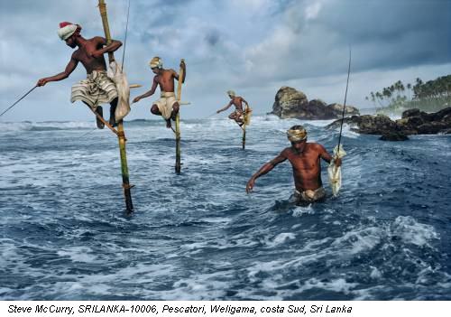 Steve McCurry, SRILANKA-10006, Pescatori, Weligama, costa Sud, Sri Lanka