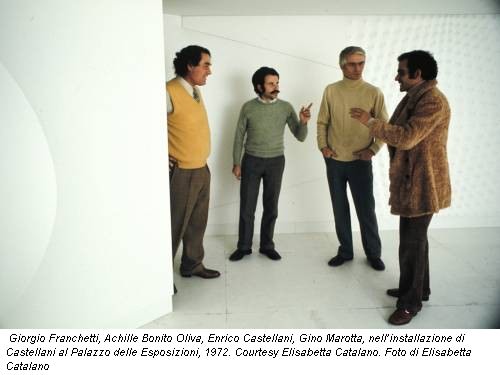 Giorgio Franchetti, Achille Bonito Oliva, Enrico Castellani, Gino Marotta, nell’installazione di Castellani al Palazzo delle Esposizioni, 1972. Courtesy Elisabetta Catalano. Foto di Elisabetta Catalano