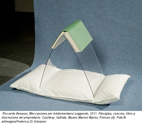 Riccardo Benassi, Meccanismo per Addormentarsi Leggendo, 2011. Plexiglas, cuscino, libro a discrezione del proprietario. Courtesy: l'artista. Museo Marino Marini, Firenze (it). Foto &copy; artimages/Federica Di Giovanni