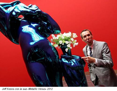 Jeff Koons con la sua -Metallic Venus- 2012