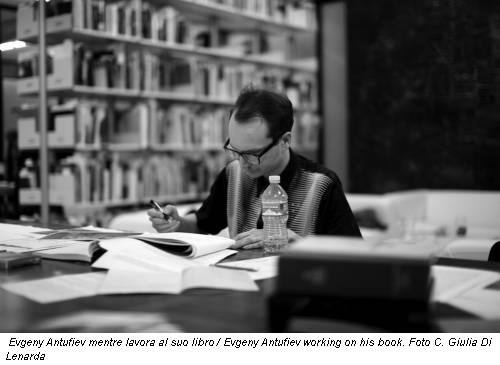 Evgeny Antufiev mentre lavora al suo libro / Evgeny Antufiev working on his book. Foto C. Giulia Di Lenarda