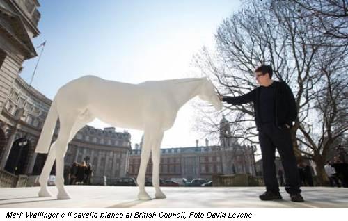 Mark Wallinger e il cavallo bianco al British Council, Foto David Levene