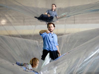 Tomás Saraceno, On Space Time Foam, 2012 Immagini dell’allestimento in HangarBicocca, Foto di Alessandro Coco, Courtesy Fondazione HangarBicocca, Milano