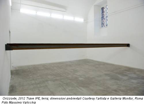 Orizzonte, 2012 Trave IPE, terra; dimensioni ambientali Courtesy l’artista e Galleria Monitor, Roma Foto Massimo Valicchia