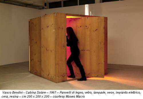 Vasco Bendini - Cabina Solare – 1967 – Pannelli di legno, vetro, lampade, neon, impianto elettrico, cera, resina – cm 200 x 200 x 200 – courtesy Museo Macro