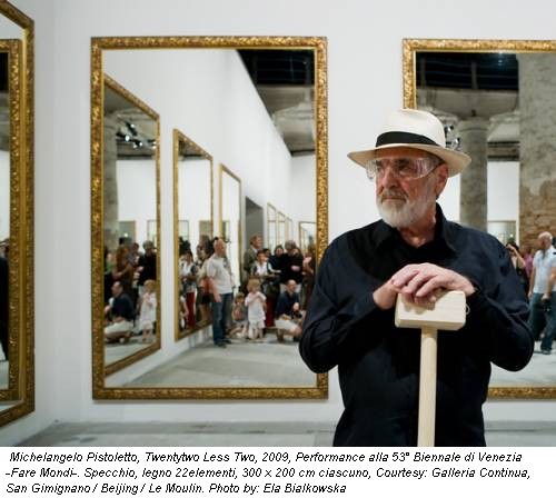 Michelangelo Pistoletto, Twentytwo Less Two, 2009, Performance alla 53° Biennale di Venezia -Fare Mondi-. Specchio, legno 22elementi, 300 x 200 cm ciascuno, Courtesy: Galleria Continua, San Gimignano / Beijing / Le Moulin. Photo by: Ela Bialkowska
