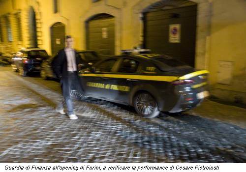 Guardia di Finanza all'opening di Furini, a verificare la performance di Cesare Pietroiusti
