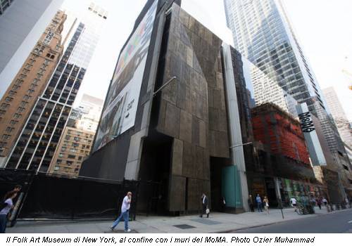 Il Folk Art Museum di New York, al confine con i muri del MoMA. Photo Ozier Muhammad