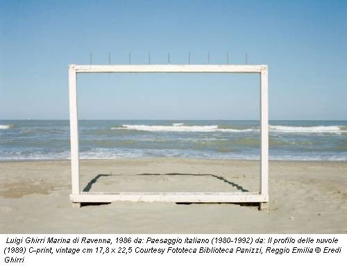 Luigi Ghirri Marina di Ravenna, 1986 da: Paesaggio italiano (1980-1992) da: Il profilo delle nuvole (1989) C-print, vintage cm 17,8 x 22,5 Courtesy Fototeca Biblioteca Panizzi, Reggio Emilia &copy; Eredi Ghirri