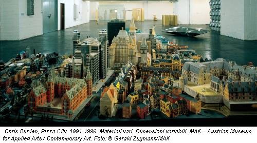Chris Burden, Pizza City. 1991-1996. Materiali vari. Dimensioni variabili. MAK – Austrian Museum for Applied Arts / Contemporary Art. Foto: © Gerald Zugmann/MAK