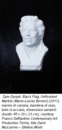 Sam Durant. Black Flag, Unfinished Marble (Marie-Louise Berneri) (2011), marmo di carrara, bandiera di raso, tubo in acciaio, dimensioni variabili (busto: 45 x 28 x 23 cm), courtesy Franco Soffiantino Contemporary Art Production Torino, foto Dario Muzzarino – Stefano Monti