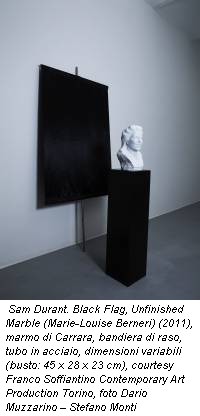 Sam Durant. Black Flag, Unfinished Marble (Marie-Louise Berneri) (2011), marmo di Carrara, bandiera di raso, tubo in acciaio, dimensioni variabili (busto: 45 x 28 x 23 cm), courtesy Franco Soffiantino Contemporary Art Production Torino, foto Dario Muzzarino – Stefano Monti