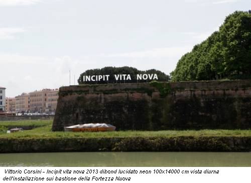 Vittorio Corsini - Incipit vita nova 2013 dibond lucidato neon 100x14000 cm vista diurna dell'installazione sui bastione della Fortezza Nuova