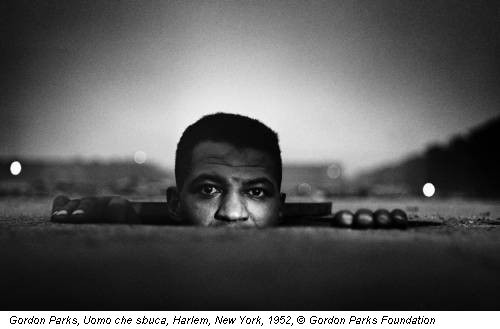 Gordon Parks, Uomo che sbuca, Harlem, New York, 1952, &copy; Gordon Parks Foundation