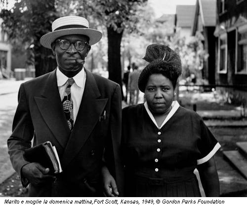 Marito e moglie la domenica mattina,Fort Scott, Kansas, 1949, &copy; Gordon Parks Foundation
