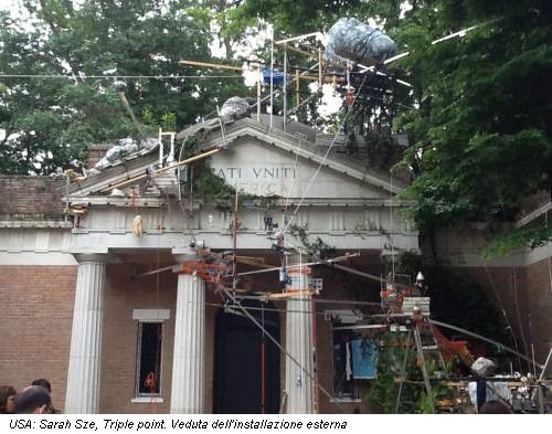 USA: Sarah Sze, Triple point. Veduta dell'installazione esterna
