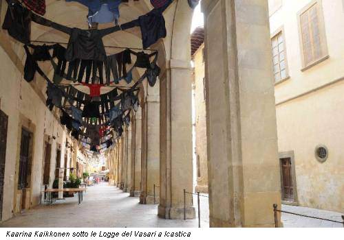 Kaarina Kaikkonen sotto le Logge del Vasari a Icastica
