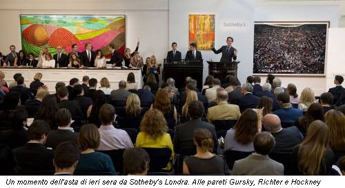 Un momento dell'asta di ieri sera da Sotheby's Londra. Alle pareti Gursky, Richter e Hockney