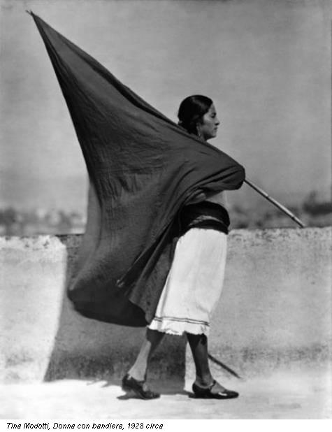 Tina Modotti, Donna con bandiera, 1928 circa