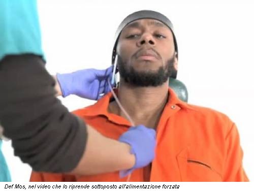 Def Mos, nel video che lo riprende sottoposto all'alimentazione forzata