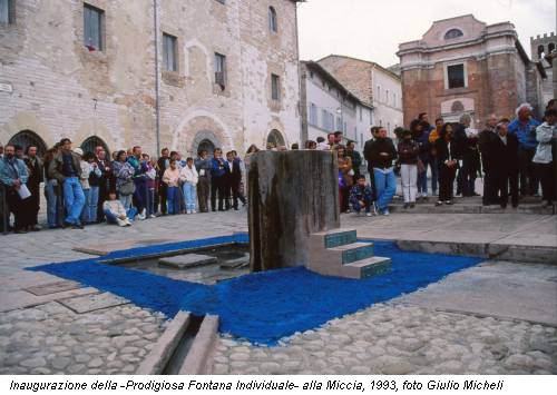 Inaugurazione della -Prodigiosa Fontana Individuale- alla Miccia, 1993, foto Giulio Micheli