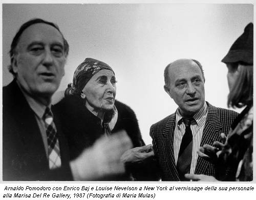 Arnaldo Pomodoro con Enrico Baj e Louise Nevelson a New York al vernissage della sua personale alla Marisa Del Re Gallery, 1987 (Fotografia di Maria Mulas)