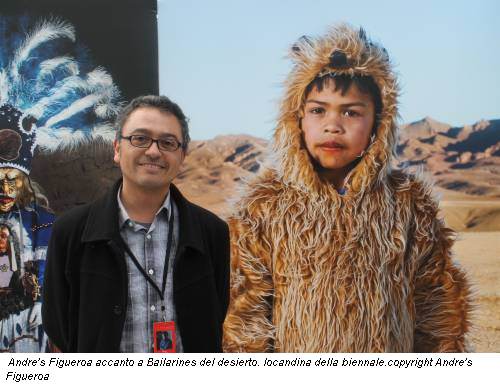 Andre's Figueroa accanto a Bailarines del desierto. locandina della biennale.copyright Andre's Figueroa