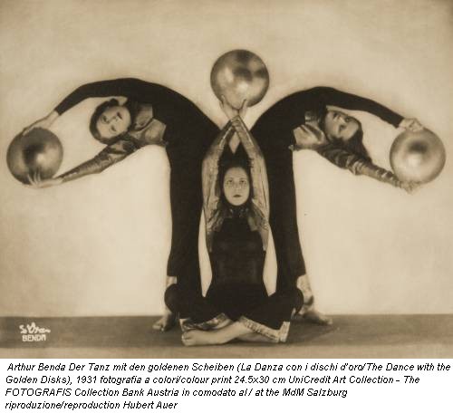 Arthur Benda Der Tanz mit den goldenen Scheiben (La Danza con i dischi d’oro/The Dance with the Golden Disks), 1931 fotografia a colori/colour print 24.5x30 cm UniCredit Art Collection - The FOTOGRAFIS Collection Bank Austria in comodato al / at the MdM Salzburg riproduzione/reproduction Hubert Auer