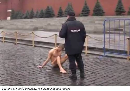 l'azione di Pyotr Pavlensky, in piazza Rossa a Mosca