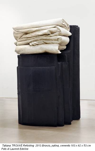 Tatiana TROUVÉ Refolding 2013 Bronzo, patina, cemento 103 x 62 x 53 cm Foto di Laurent Edeline